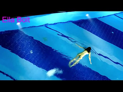 ❤️ मी पाहणे थांबवू शकत नाही, तरुण गोरा ELLA BOLT रिसॉर्ट पूलमध्ये नग्न पोहताना पकडला गेला ❤️ लिंग ️❤